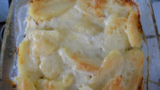Zapečená brokolice se smetanou, slaninou, bramborem a sýrem