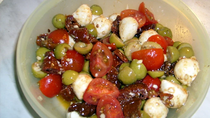 Salát s mozzarellou od Stakul