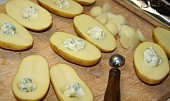 Brambory s bylinkovým máslem v alobalu (před zabalením)