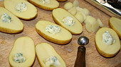 Brambory s bylinkovým máslem v alobalu, před zabalením