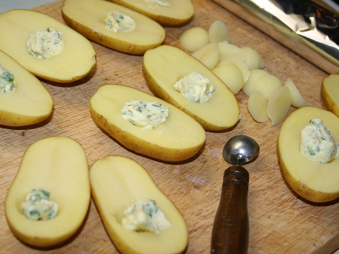 Brambory s bylinkovým máslem v alobalu, před zabalením