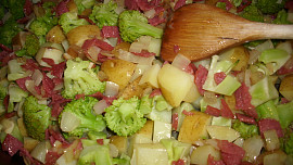 Zapečená brokolice a brambory v kari bešamelu