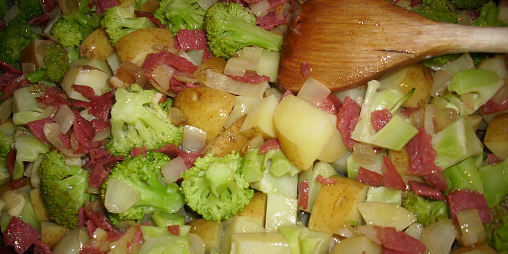 Zapečená brokolice a brambory v kari bešamelu