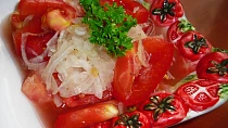 Cibulovo-rajčatový salát