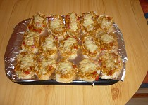 Zapečené chlebíčky s  kuřecím masem