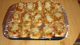 Zapečené chlebíčky s  kuřecím masem