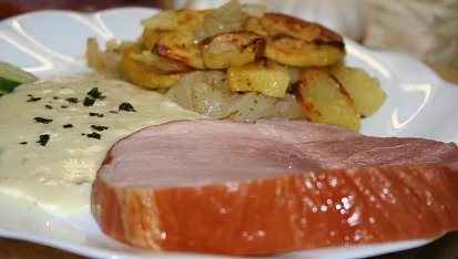 Uzená kýta s česnekovou omáčkou