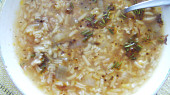 Mateřídoušková polévka s hlívou a rýží, detail...