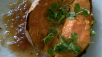 Pečené sladké brambory s koriandrem a domácím cibulovým čatný