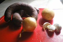 Příprava: Jelita, cibule,česnek,brambor, sůl, majoránka