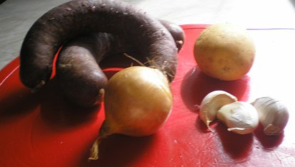 Prdelačka, Příprava: Jelita, cibule,česnek,brambor, sůl, majoránka