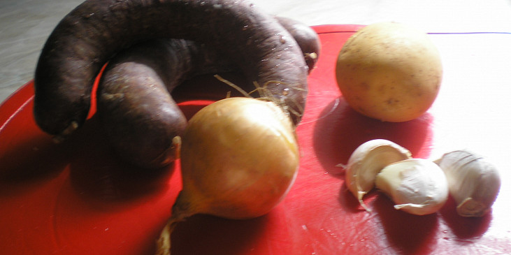 Příprava: Jelita, cibule,česnek,brambor, sůl, majoránka