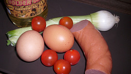 Vajíčka se salámem a cibulkou