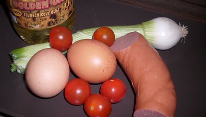 Vajíčka se salámem a cibulkou, ...co potřebujeme...