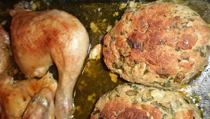 Bylinková nádivka vedle pečeného kuřátka
