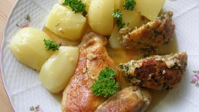 Bylinková nádivka vedle pečeného kuřátka