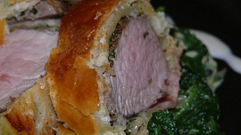 Panenka v listovém těstě se špenátem na smetaně