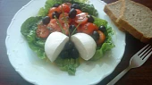 Cherry salát s mozzarelou