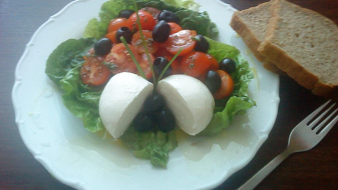Cherry salát s mozzarelou