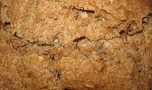 Grahamový špaldový kváskový chléb (detail kůrky)