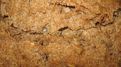 Grahamový špaldový kváskový chléb, detail kůrky