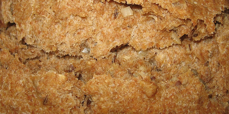 Grahamový špaldový kváskový chléb (detail kůrky)