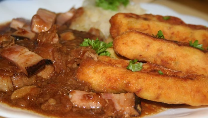 Krkovička na černém pivě s bramborovými špalíčky
