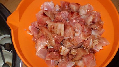 Sladkokyselá kuřecí prsa na ananasu, Naložené maso