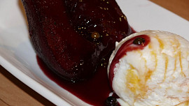 Hruška na červeném víně se zeleným pepřem