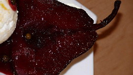 Hruška na červeném víně se zeleným pepřem