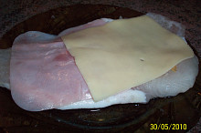 pangasius se šunkou a sýrem