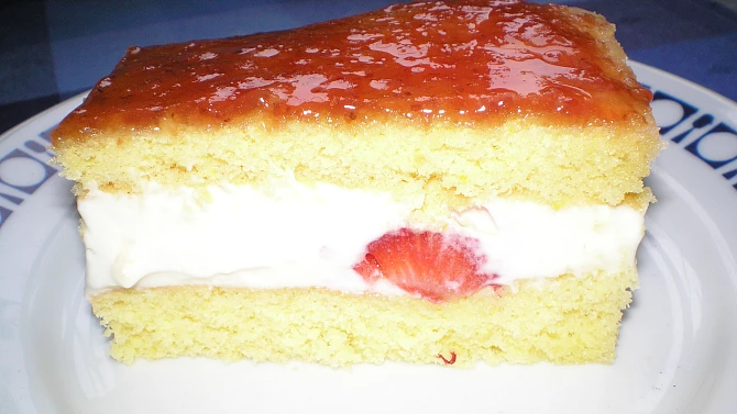 Řezy s pudinkem a citronovou polevou