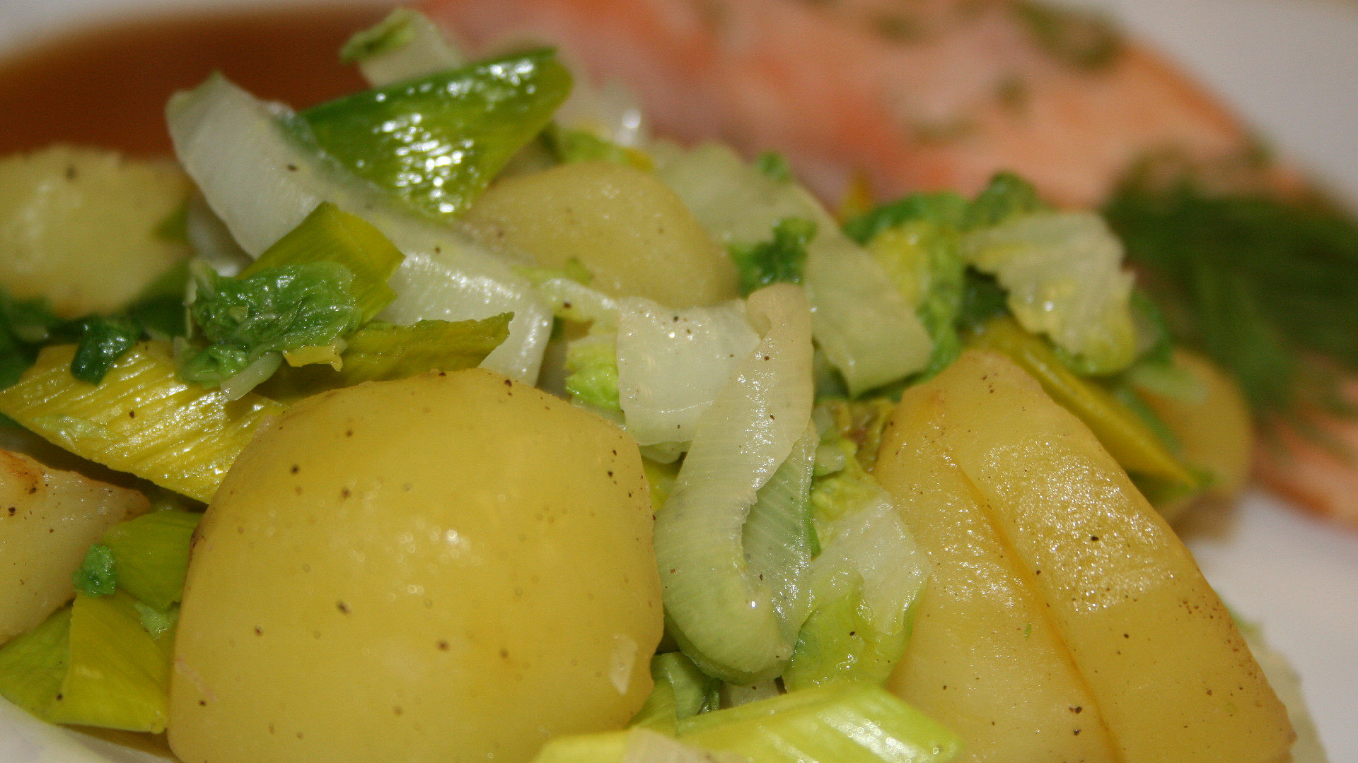 Teplý a šťavnatý bramborový salát