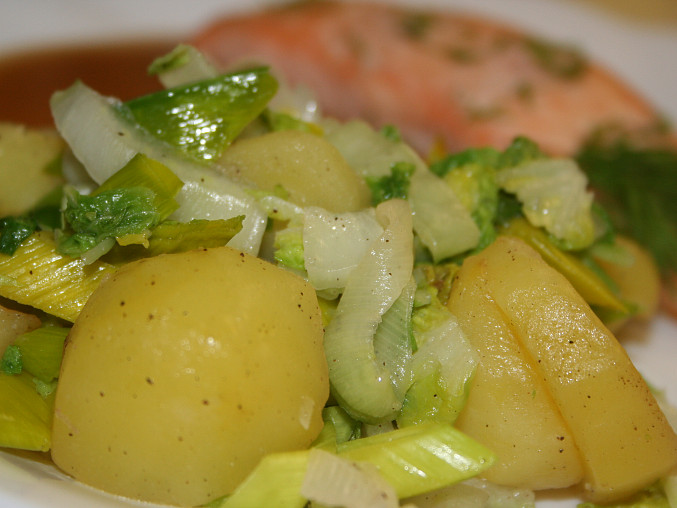 Teplý a šťavnatý bramborový salát