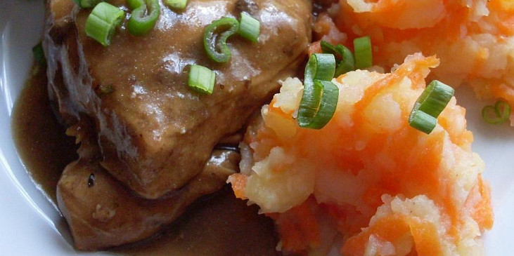 Česnekové kuře + šťouchané brambory s mrkví