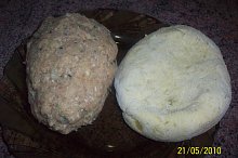 ochucené mleté maso a bramborové těsto