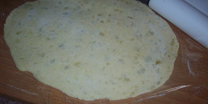Sekaná v bramborovém těstě (rozválené bramborové těsto na fólii)