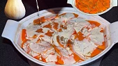 Zapečená dýně s bramborami, máslová dýně je v levem hornim rohu