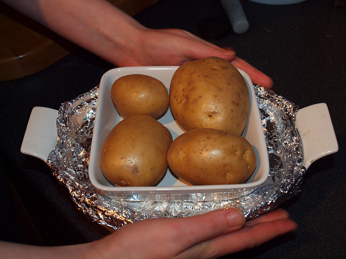 Zapečená dýně s bramborami, Je potřeba to zatížit aby se ve smetaně peklo vše a ne jen spodní vrstva