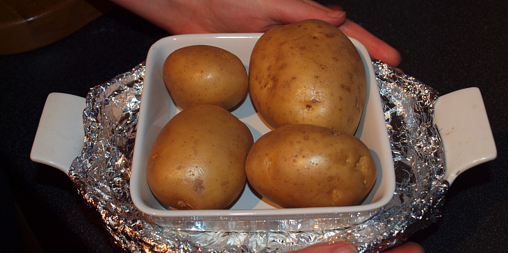 Zapečená dýně s bramborami (Je potřeba to zatížit aby se ve smetaně peklo vše…)
