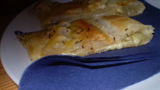 Lístkový cibulový závin