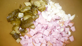 Nudlový salát s uzenou šunkou