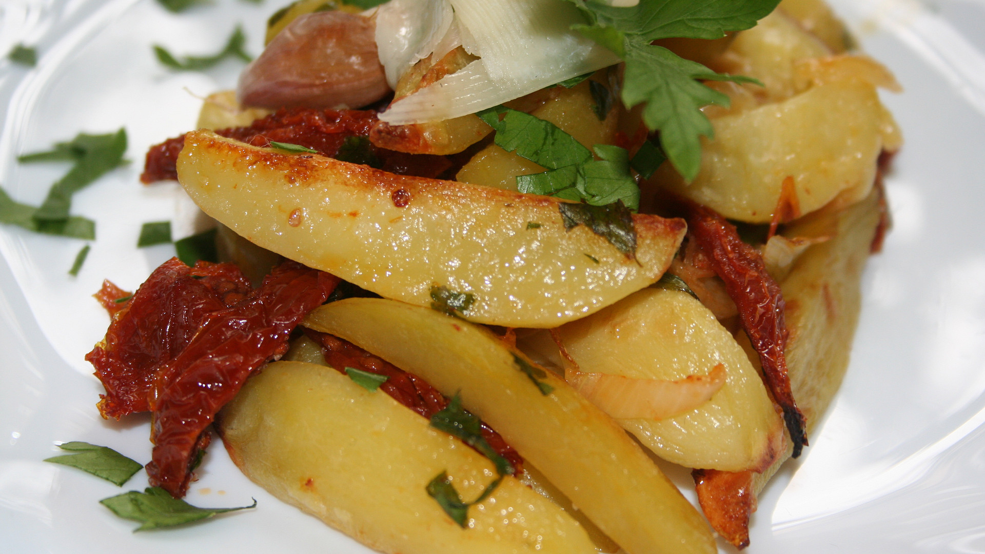 Pečené brambory s česnekem a sušenými rajčaty