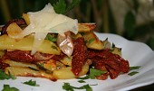 Pečené brambory s česnekem a sušenými rajčaty