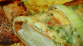 Přírodní kuřecí biftečky s chřestem v bylinkové omeletě
