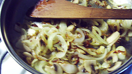 Jazyk na cibulce se žampionama a zázvorem