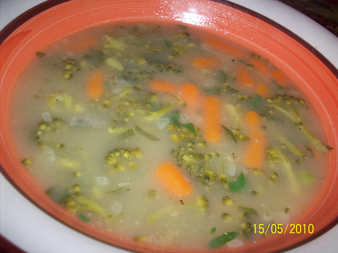 Polévka z brokolice, baby karotky a hrášku