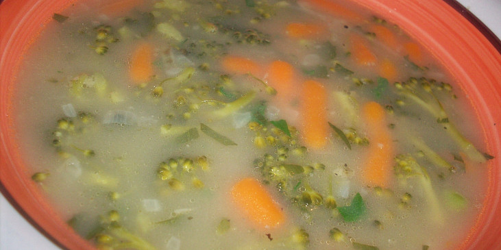 Polévka z brokolice, baby karotky a hrášku