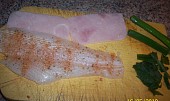 Rybí závitek se šunkou, cibulkou a libečkem