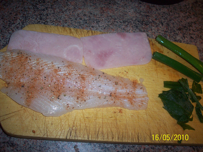 Rybí závitek se šunkou, cibulkou a libečkem
